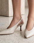 Zapatillas beige elegantes de punta fina con pulsera ajustable al talón y tacón medio 7cm para dama 