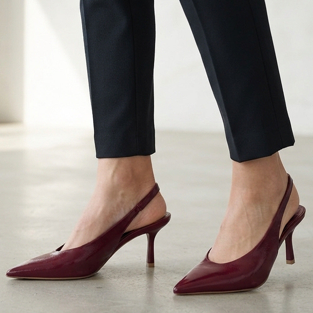 Zapatillas vino elegantes de punta fina con pulsera ajustable al talón y tacón medio 7cm para dama 