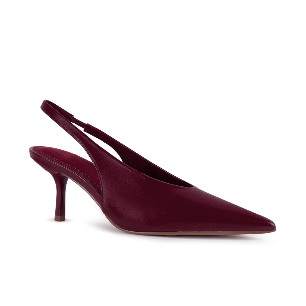 Vista diagonal en la zapatilla vino elegante de tacón medio 7cm para dama con punta fina