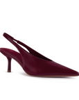 Vista diagonal en la zapatilla vino elegante de tacón medio 7cm para dama con punta fina