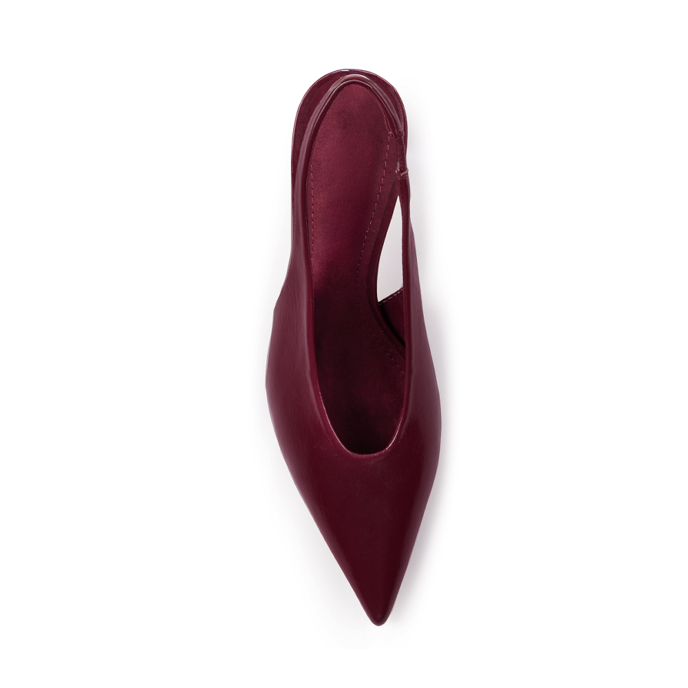 Vista superior en la zapatilla vino elegante de punta fina para dama con tacón medio 7cm