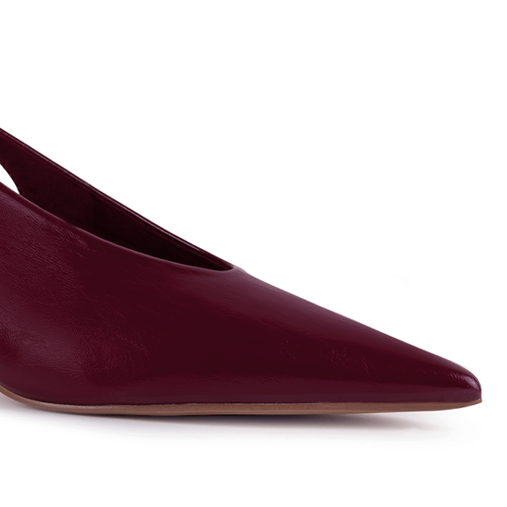 Detalle del material sintético en la zapatilla vino elegante para dama con punta fina 
