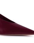 Detalle del material sintético en la zapatilla vino elegante para dama con punta fina 