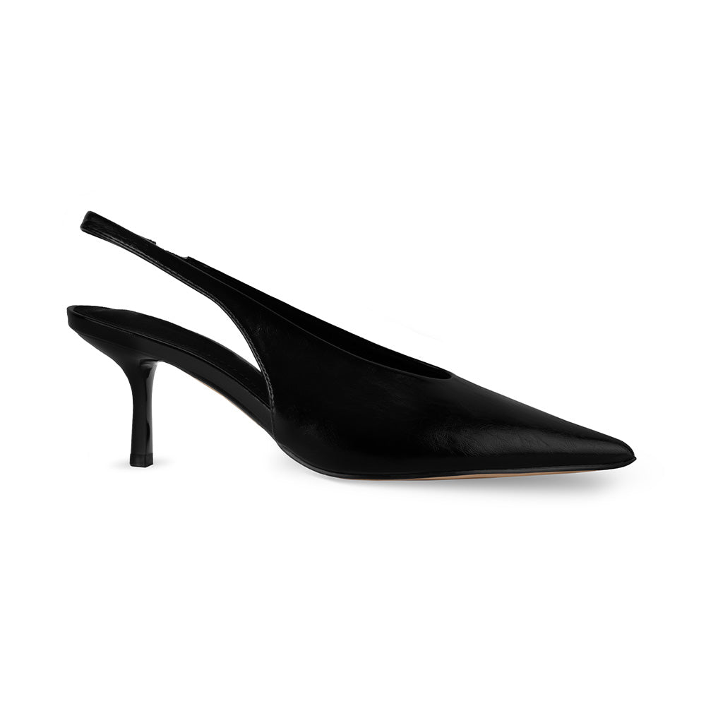 Vista lateral de zapatilla negra elegante con punta fina para dama y tacón medio 7cm 