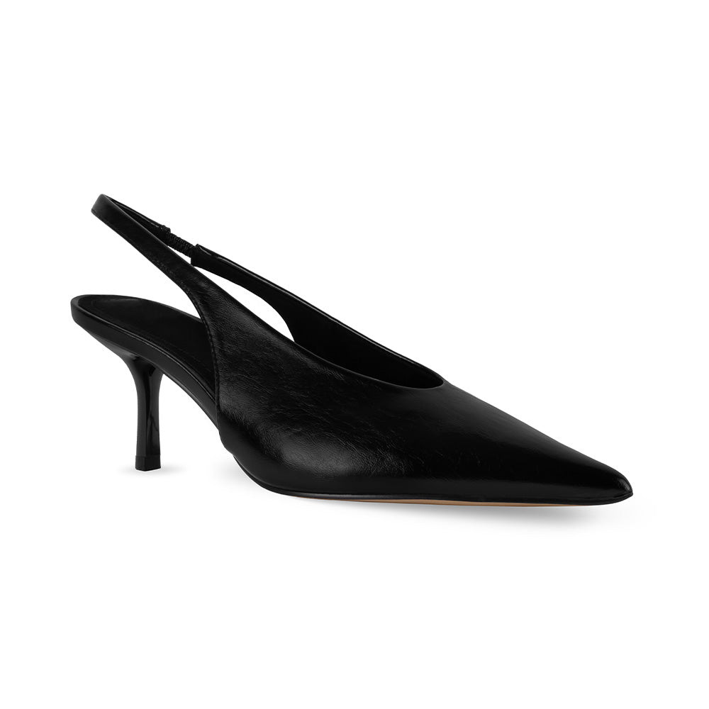 Vista diagonal en la zapatilla negra elegante de tacón medio 7cm para dama con punta fina