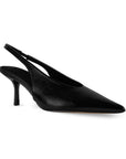 Vista diagonal en la zapatilla negra elegante de tacón medio 7cm para dama con punta fina