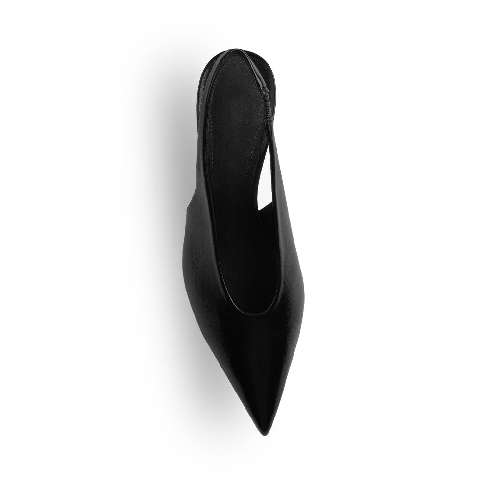 Vista superior en la zapatilla negra elegante de punta fina para dama con tacón medio 7cm