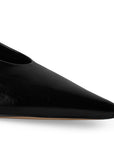Detalle del material sintético en la zapatilla negra elegante para dama con punta fina 