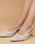 Zapatillas blancas destalonadas para mujer de punta fina con diseño trenzado calado y tacón delgado de 7cm