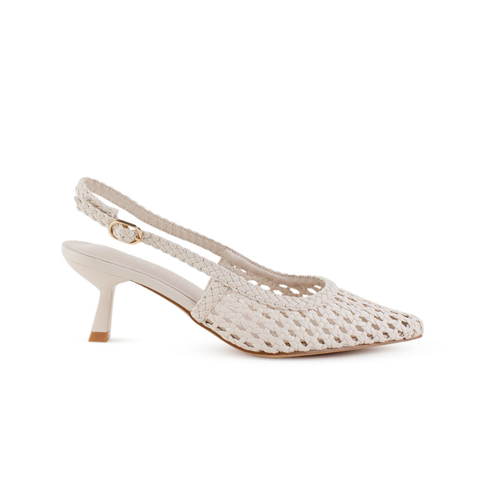 Vista lateral de zapatilla blanca calada para mujer con punta fina y tacón delgado medio de 7cm