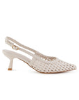 Vista lateral de zapatilla blanca calada para mujer con punta fina y tacón delgado medio de 7cm