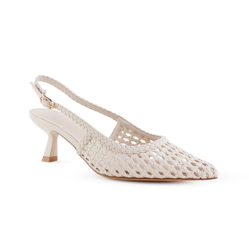 Vista diagonal de zapatilla blanca trenzada para mujer con correa trasera ajustable y tacón de 7cm 