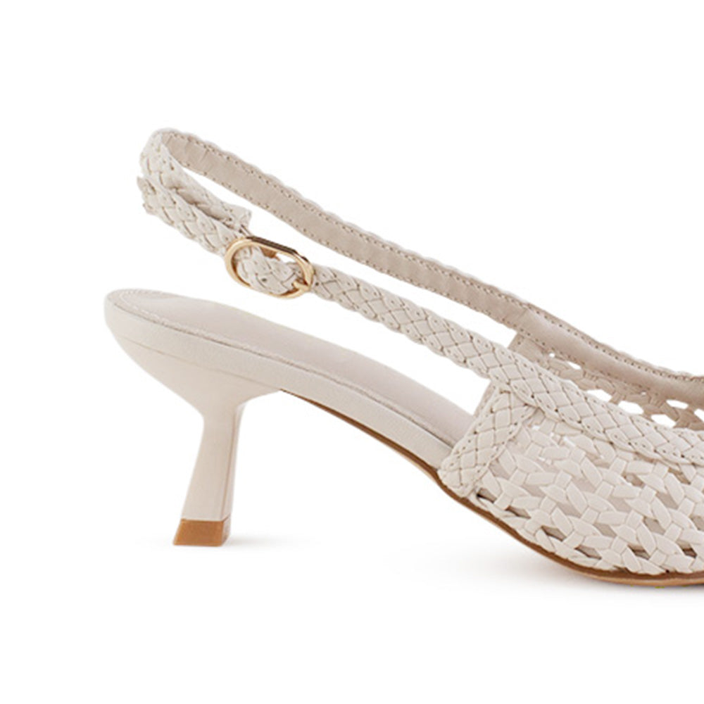 Vista trasera de tacón delgado medio de 7cm en zapatilla blanca para mujer con correa ajustable trasera calada 