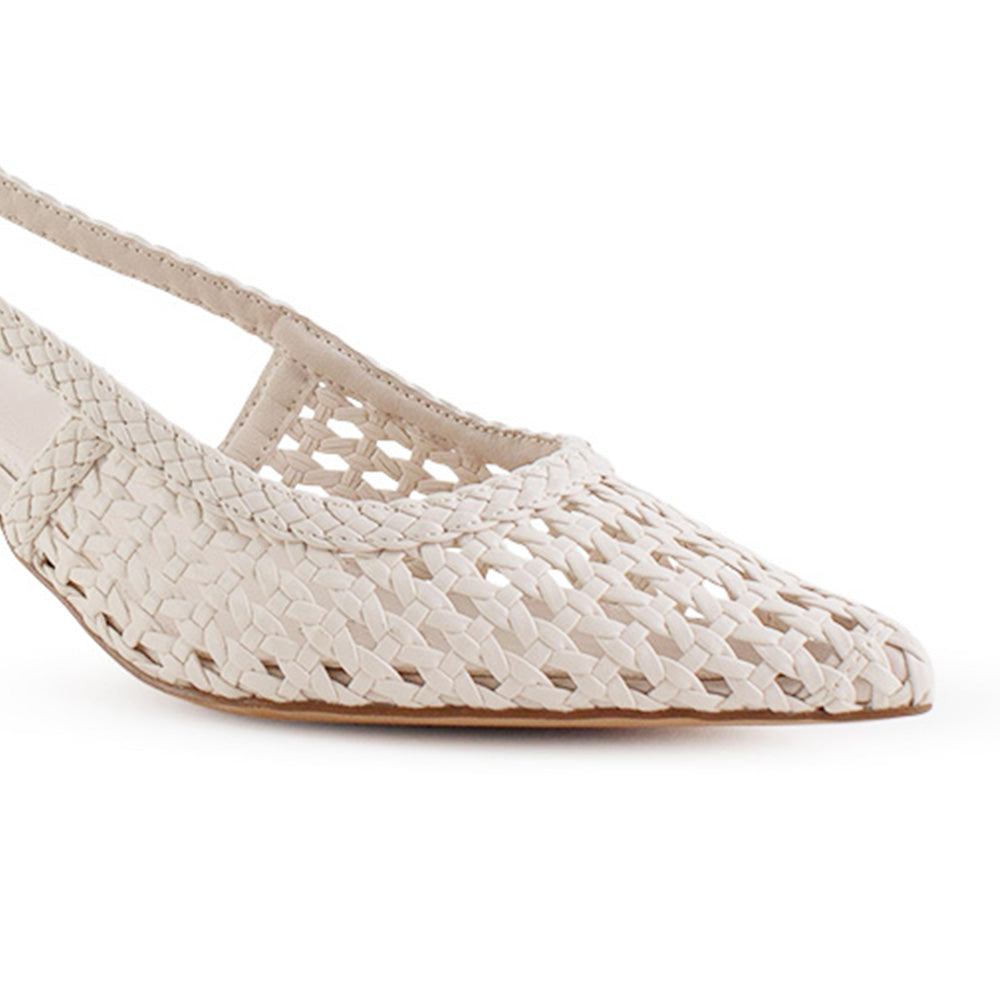 Vista a detalle punta fina calada en zapatilla blanca para mujer con tiras trenzadas correa ajustable y tacón de 7cm