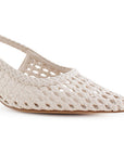 Vista a detalle punta fina calada en zapatilla blanca para mujer con tiras trenzadas correa ajustable y tacón de 7cm