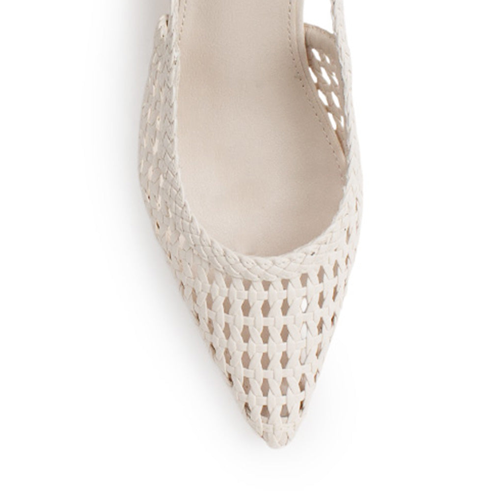 Vista de material sintético en zapatilla blanca destalonada para mujer con tacón delgado de 7cm y correa ajustable trenzada 