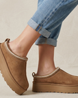 Botines cafés tipo zuecos para dama con detalle trenzado, peluche y plataforma baja 5cm 