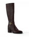 Vista diagonal de bota cafe caña alta abajo de la rodilla para mujer con correa y hebilla decorativa, tacón grueso de 8cm