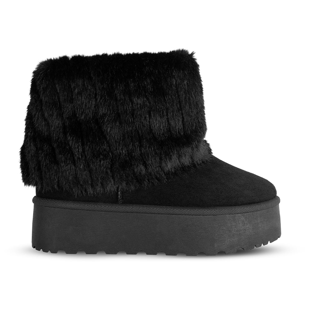 Vista lateral de botín negro al tobillo para mujer con plataforma baja de 5cm y doblez de peluche de meter