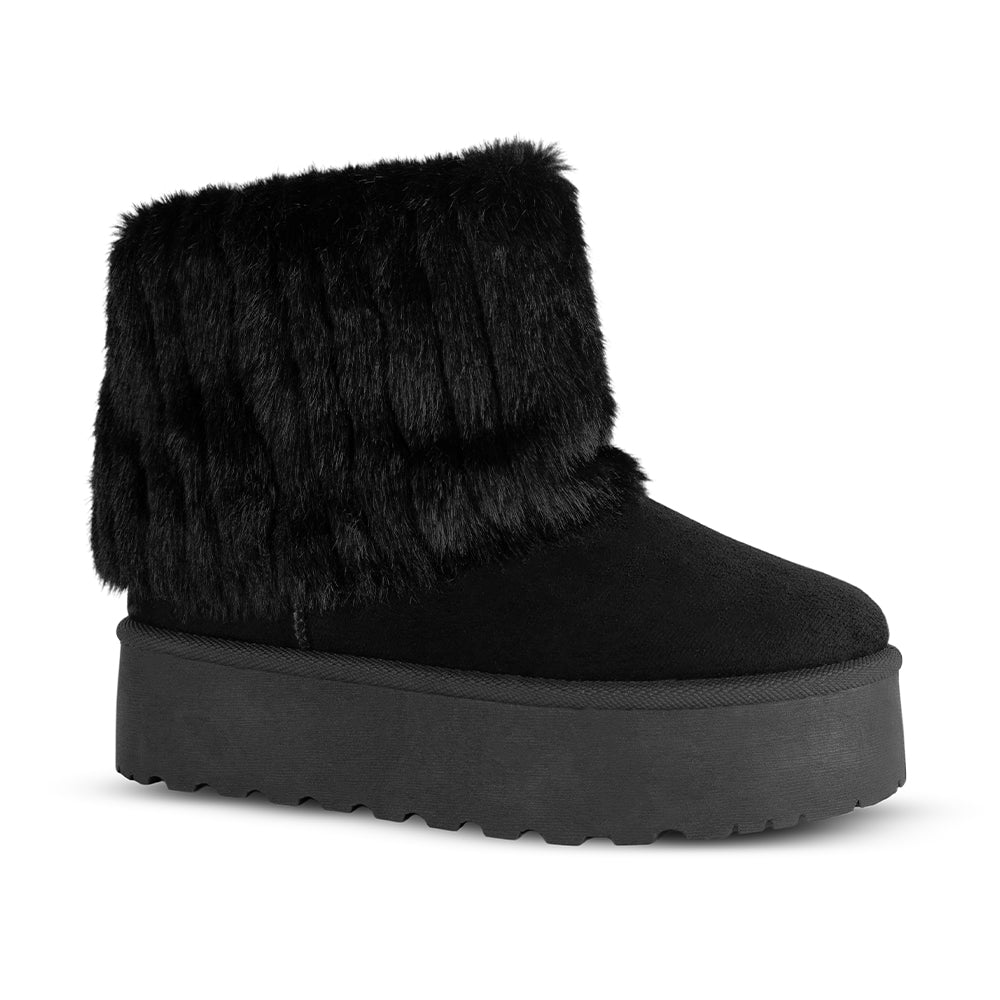 Vista diagonal de botín negro al tobillo para mujer de meter con punta redonda, doblez de peluche y plataforma baja de 5cm
