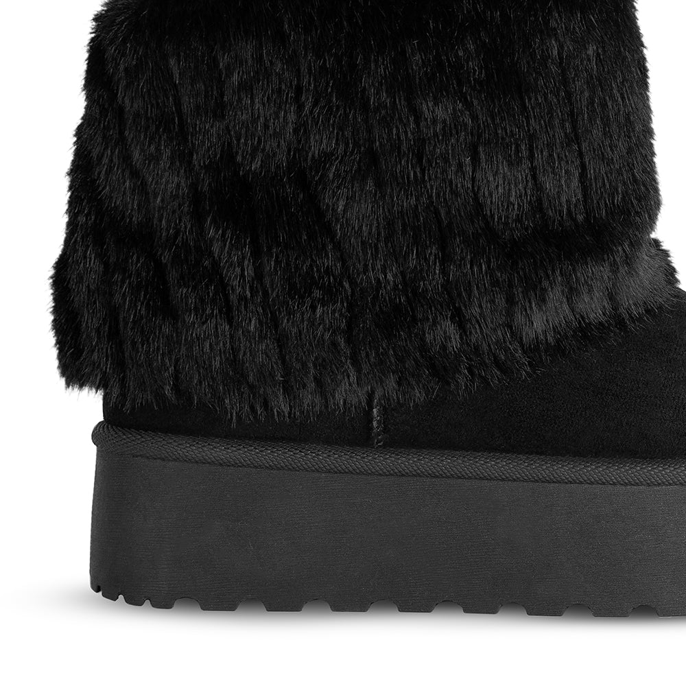 Vista trasera de plataforma baja de 5cm en botín negro para mujer con punta redonda y doblez de peluche de meter