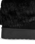Vista trasera de plataforma baja de 5cm en botín negro para mujer con punta redonda y doblez de peluche de meter