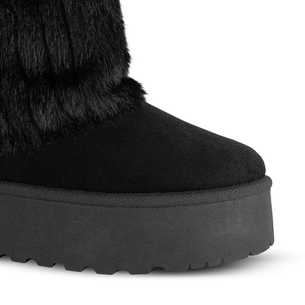 Vista de punta redonda en botín negro al tobillo para mujer con doblez de peluche y plataforma baja de 5cm de meter
