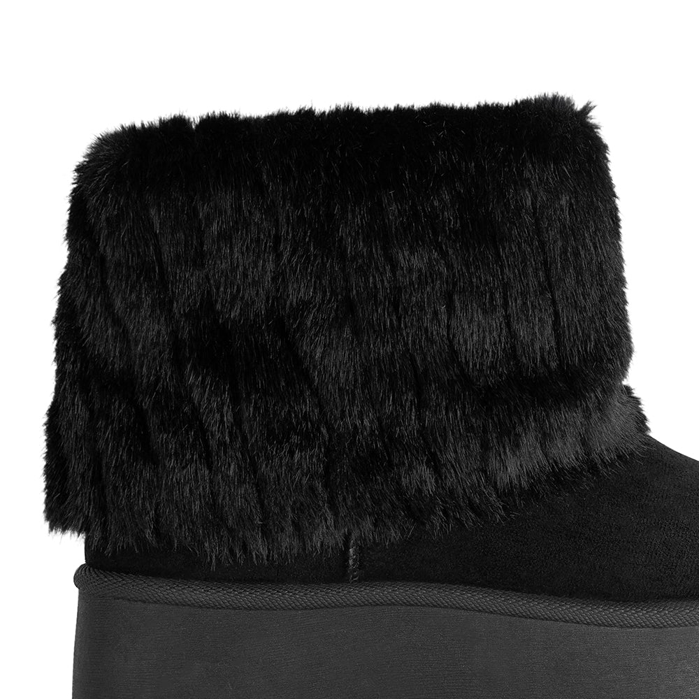 Vista de material sintético en botín negro para mujer con plataforma baja de 5cm y doblez de peluche 