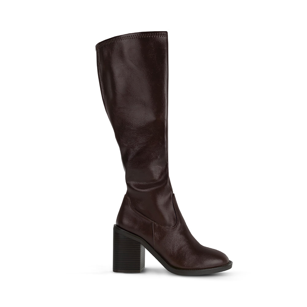 vista lateral de botas cafés para dama con tacón medio 9cm 