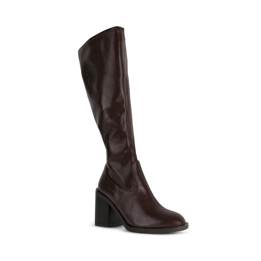 vista diagonal de botas cafés para dama con cremallera y tacón medio 9cm para dama 