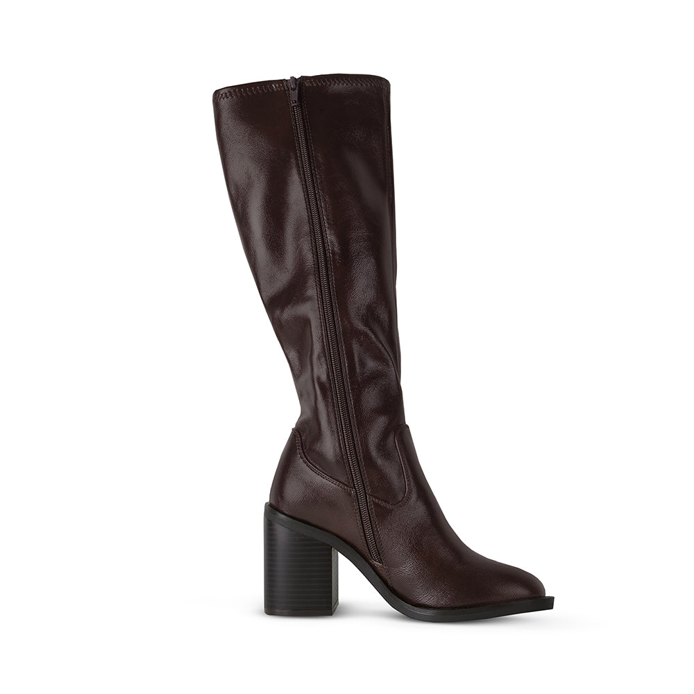 vista superior de botas cafés para dama con cremallera y tacón medio 9cm clásicas 