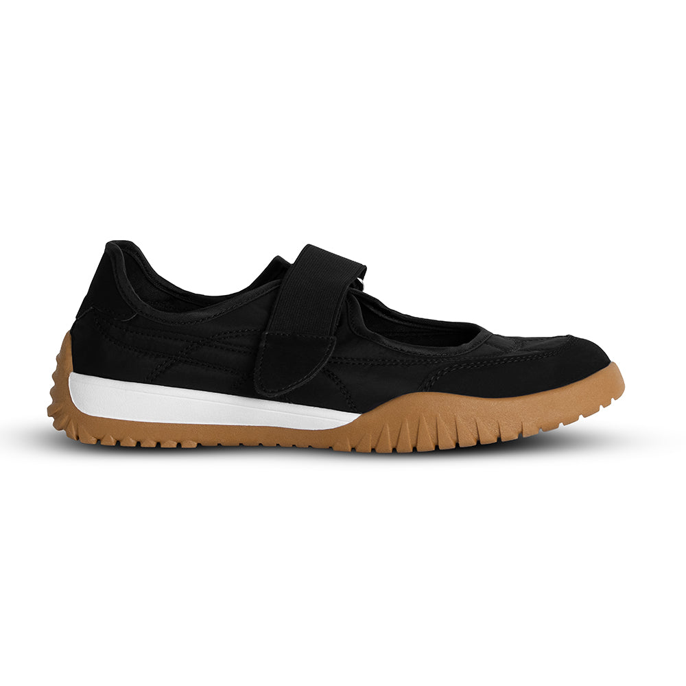 Vista lateral en tenis negros con pulsera en el empeine y suela baja 4cm antiderrapante para dama