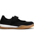 Vista lateral en tenis negros con pulsera en el empeine y suela baja 4cm antiderrapante para dama