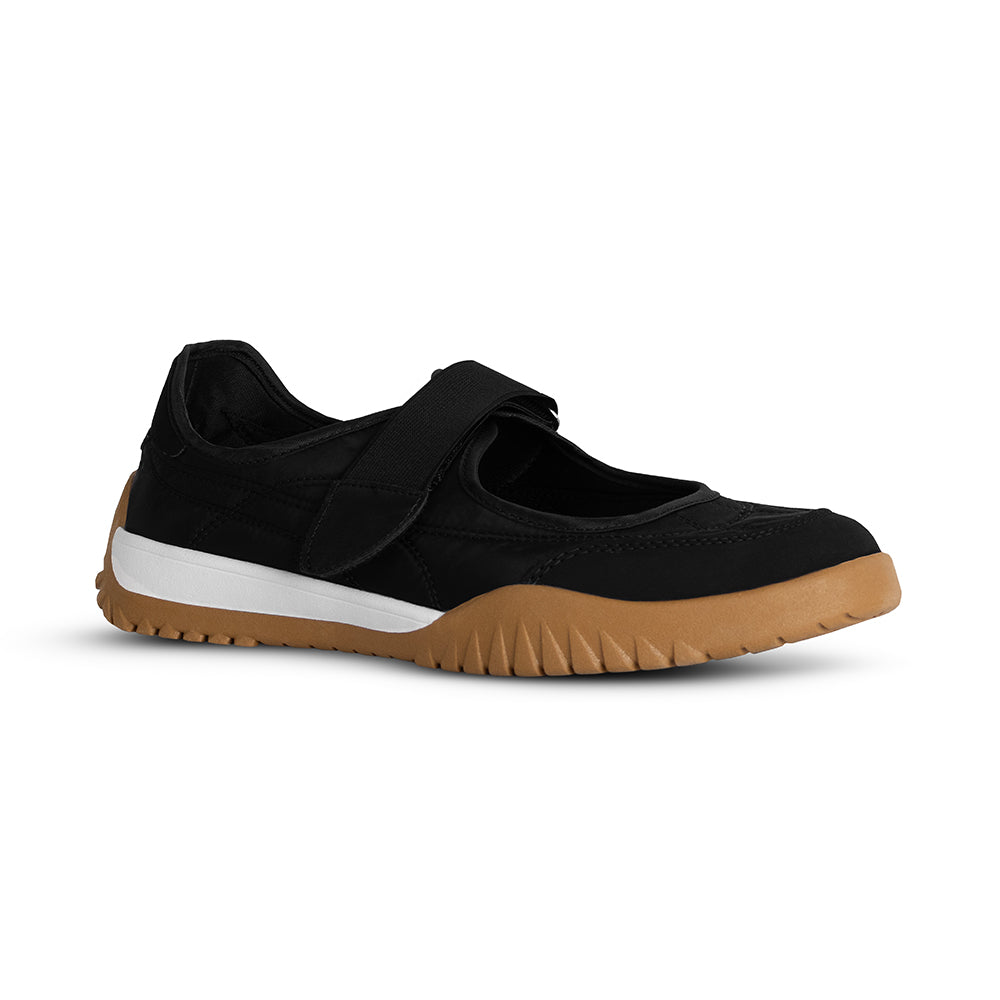 Vista diagonal en tenis negro casual tipo ergonómico para dama con suela baja 4cm y pulsera ajustable