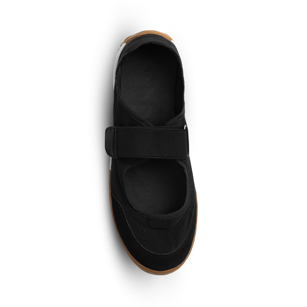 Vista superior de tenis negro con pulsera ajustable en el empeine y punta redonda para dama 
