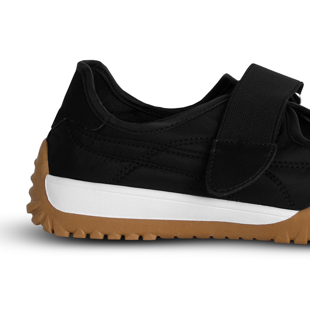 Vista trasera de la suela baja 4cm antiderrapante del tenis negro casual para dama 