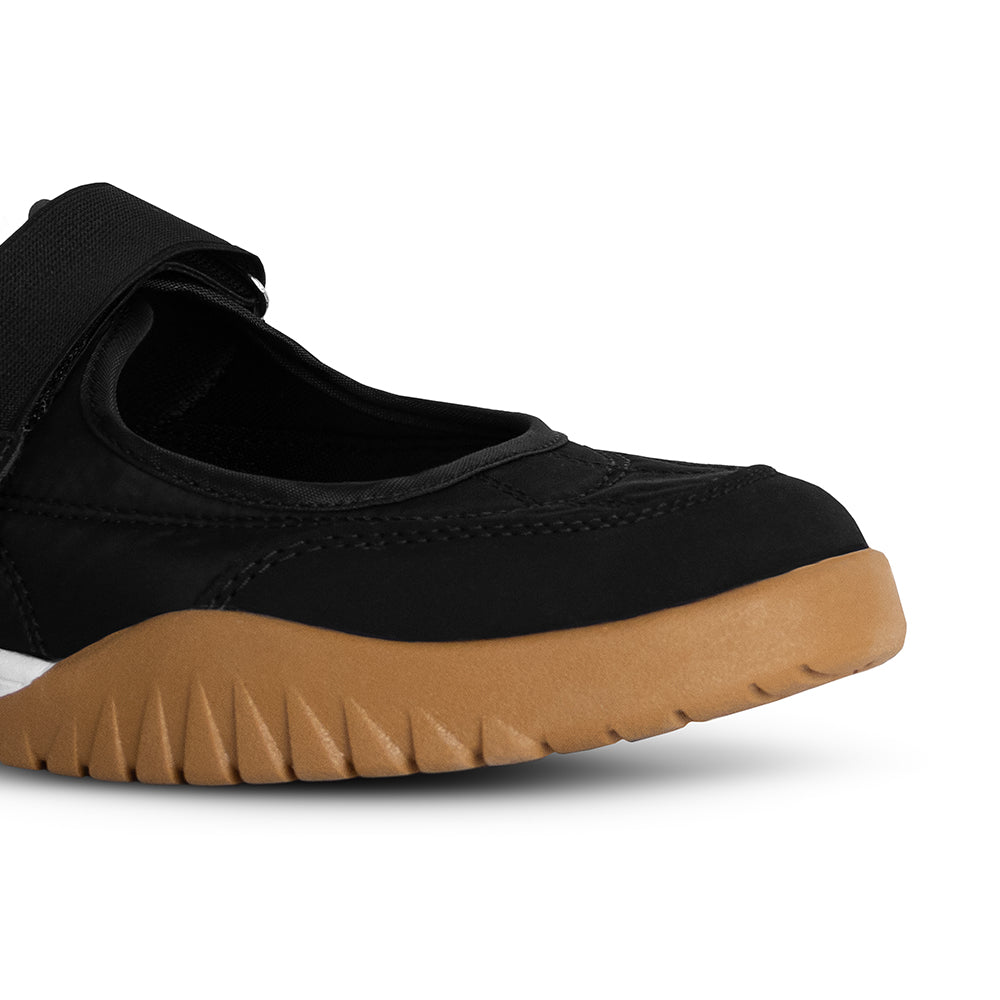 Detalle del material sintético en tenis negro ergonómico con suela baja 4cm antiderrapante y pulsera ajustable para dama 