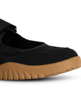 Detalle del material sintético en tenis negro ergonómico con suela baja 4cm antiderrapante y pulsera ajustable para dama 