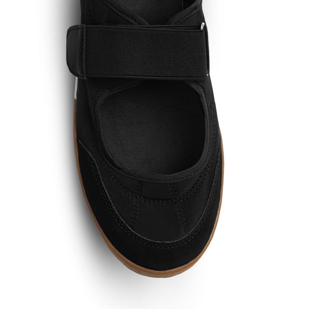 Vista del detalle el pulsera con velcro sobre el empeine del tenis negro tipo ergonómico y punta redonda para dama 