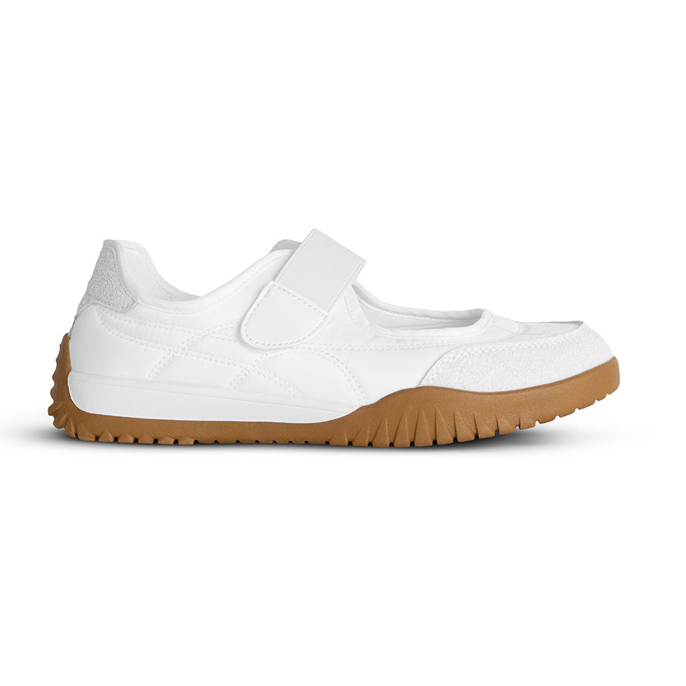 Vista lateral en tenis blanco con pulsera en el empeine y suela baja 4cm antiderrapante para dama