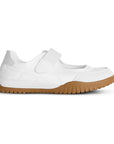 Vista lateral en tenis blanco con pulsera en el empeine y suela baja 4cm antiderrapante para dama