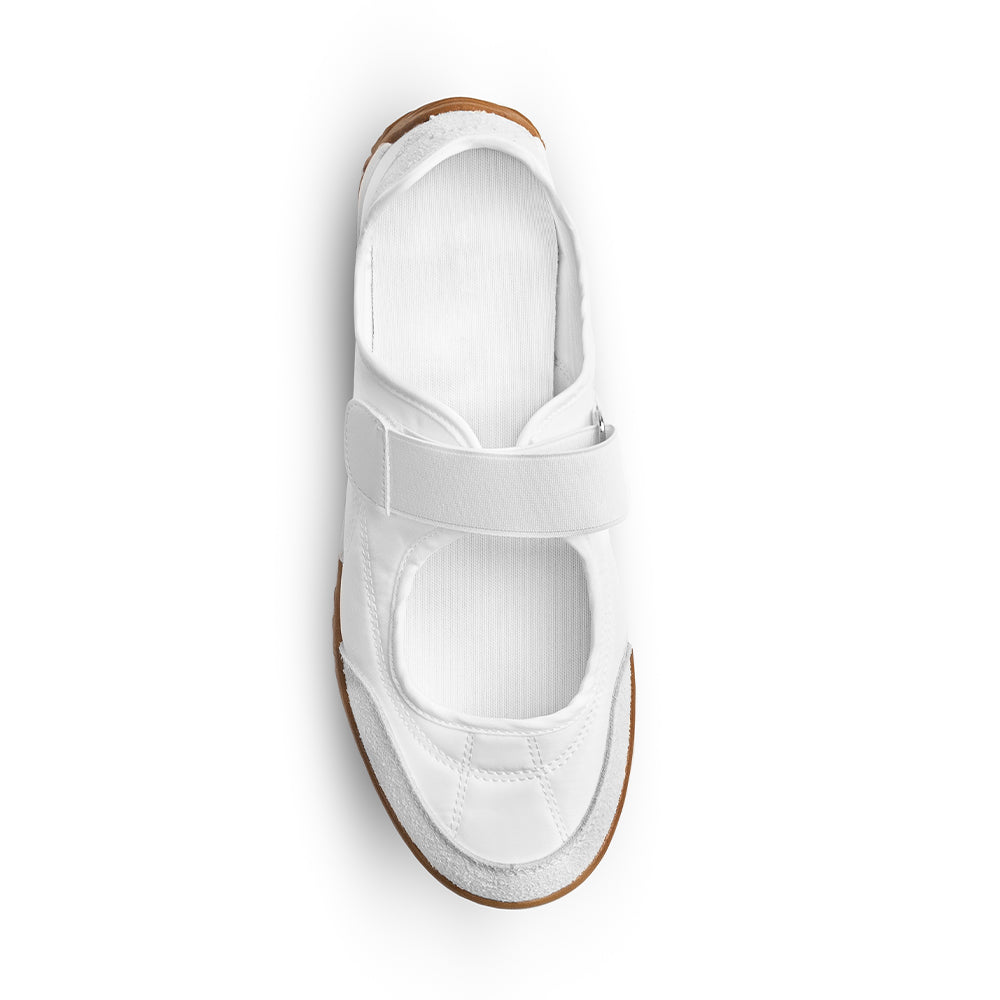 Vista superior de tenis blanco con pulsera ajustable en el empeine y punta redonda para dama 