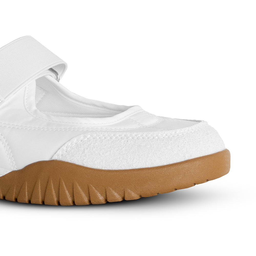Detalle del material sintético en tenis blanco ergonómico con suela baja 4cm antiderrapante y pulsera ajustable para dama 