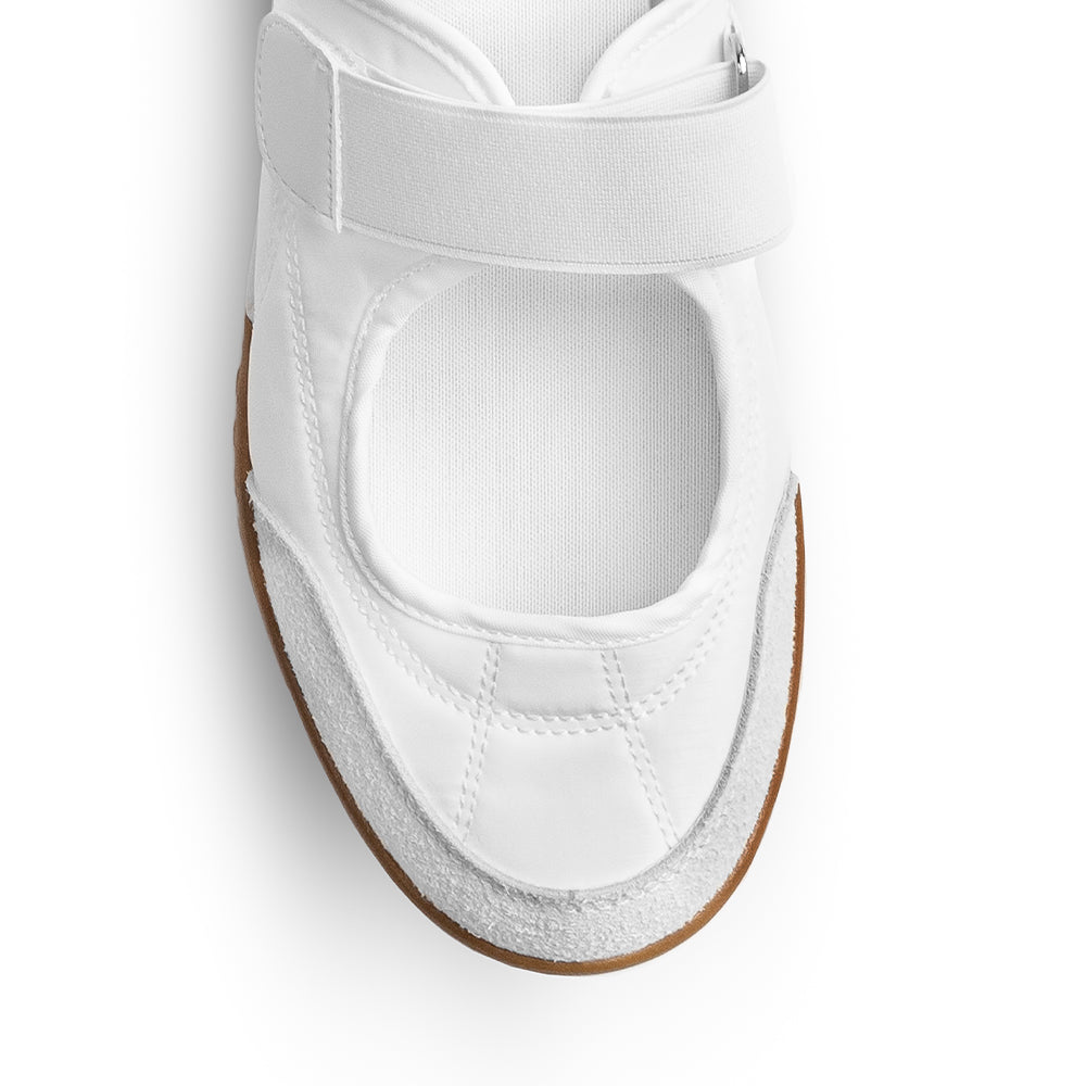 Vista del detalle el pulsera con velcro sobre el empeine del tenis blanco tipo ergonómico y punta redonda para dama 