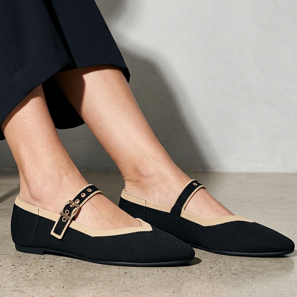 Flats tipo balerinas negras con bordes beige, pulsera ajustable en el empeine para dama y suela de piso 