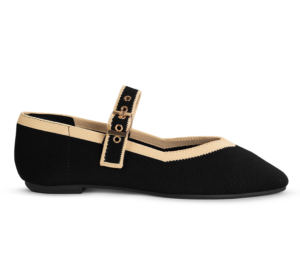 Vista lateral de los flats tipo balerina para dama color negro con borde beige y pulsera ajustable 