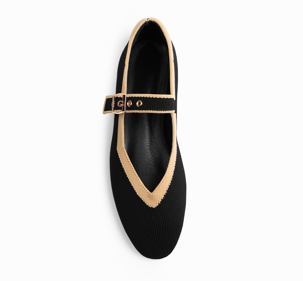 Vista superior en los flats tipo balerina negra con bordes color beige, detalles metalicos en la pulsera ajustable y suela de piso para dama 