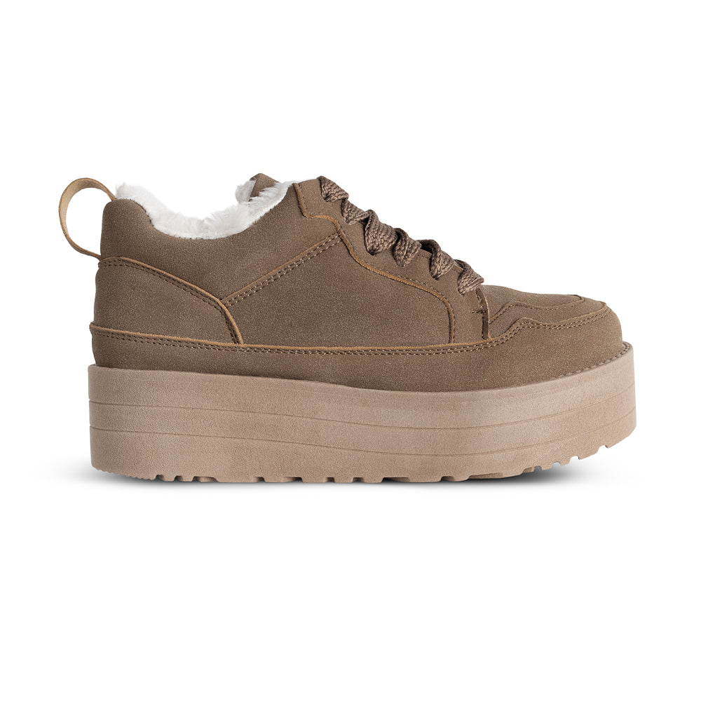 Vista lateral en tenis café con forro afelpado y plataforma baja 4cm para dama