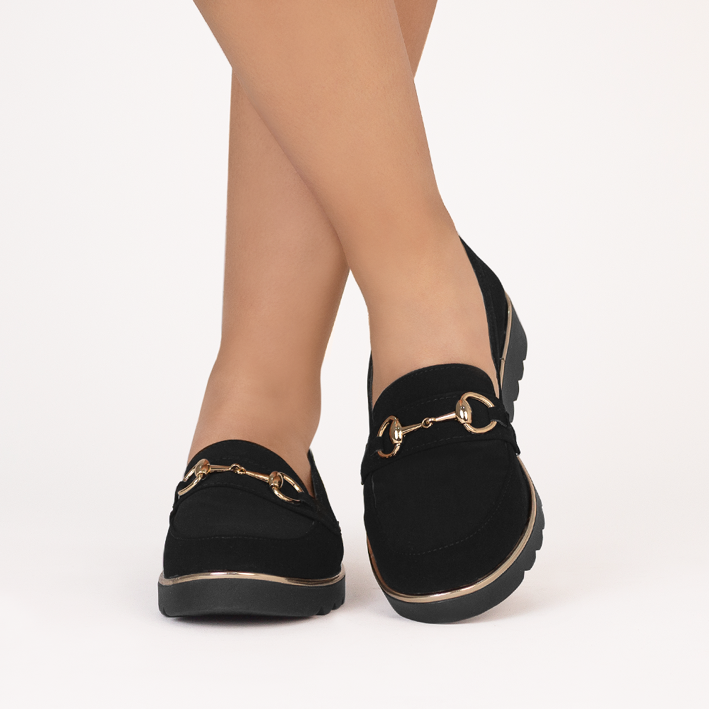 Mocasines negros con detalles metálicos y plataforma baja 3cm para dama 