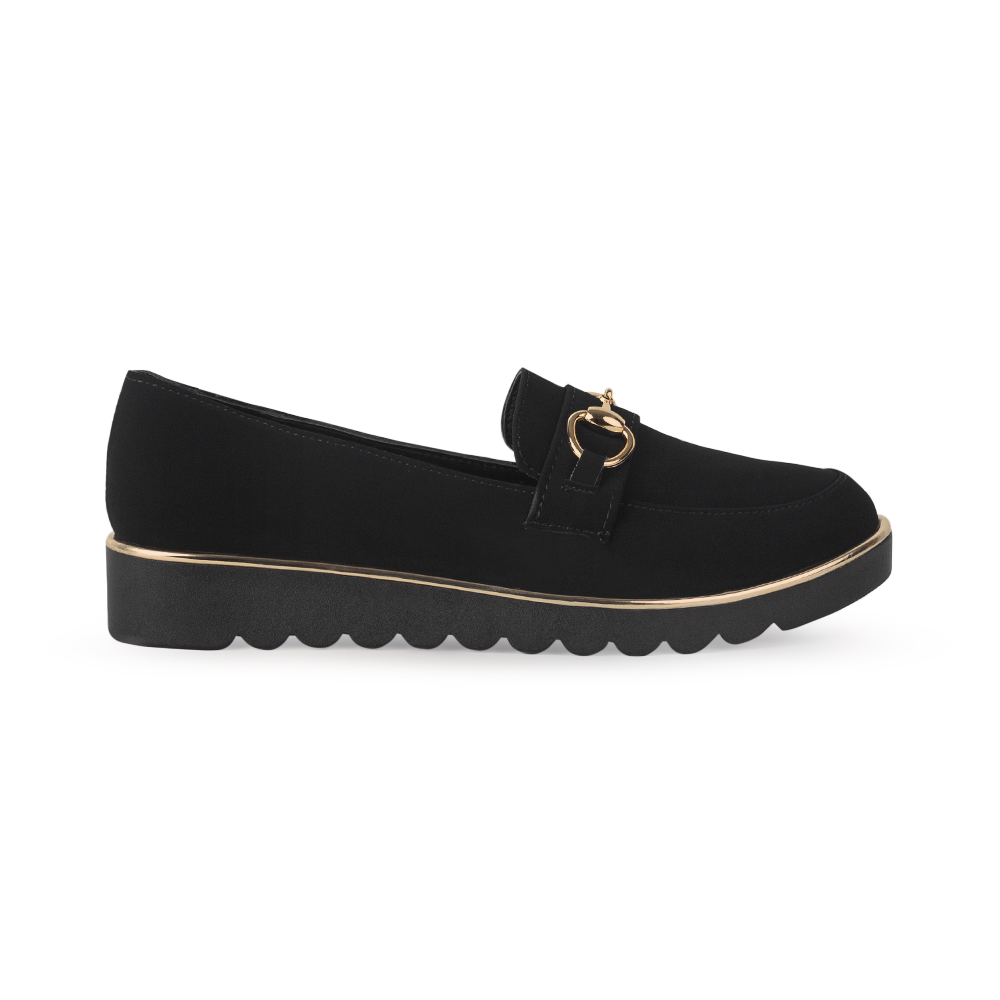 Vista lateral del mocasín negro para dama con plataforma baja 3cm y detalles metálicos 